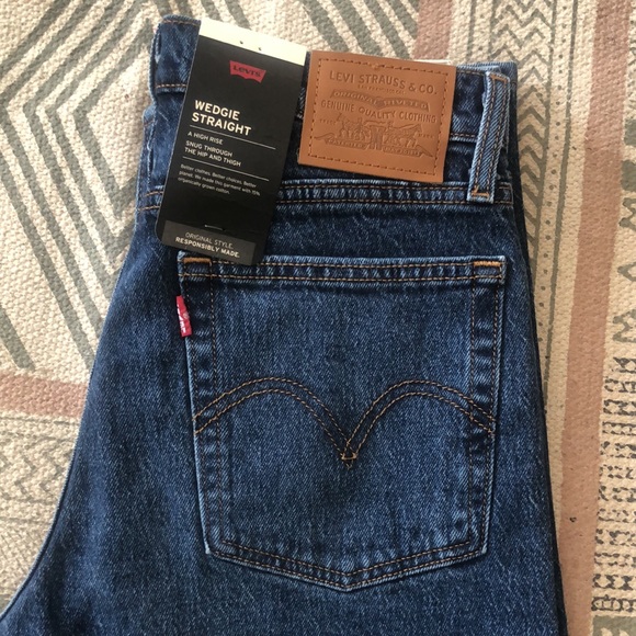 NEW Levi Wedgie Straight Jean. High Rise. Size 26. New With Tags. - Picture 1 of 10